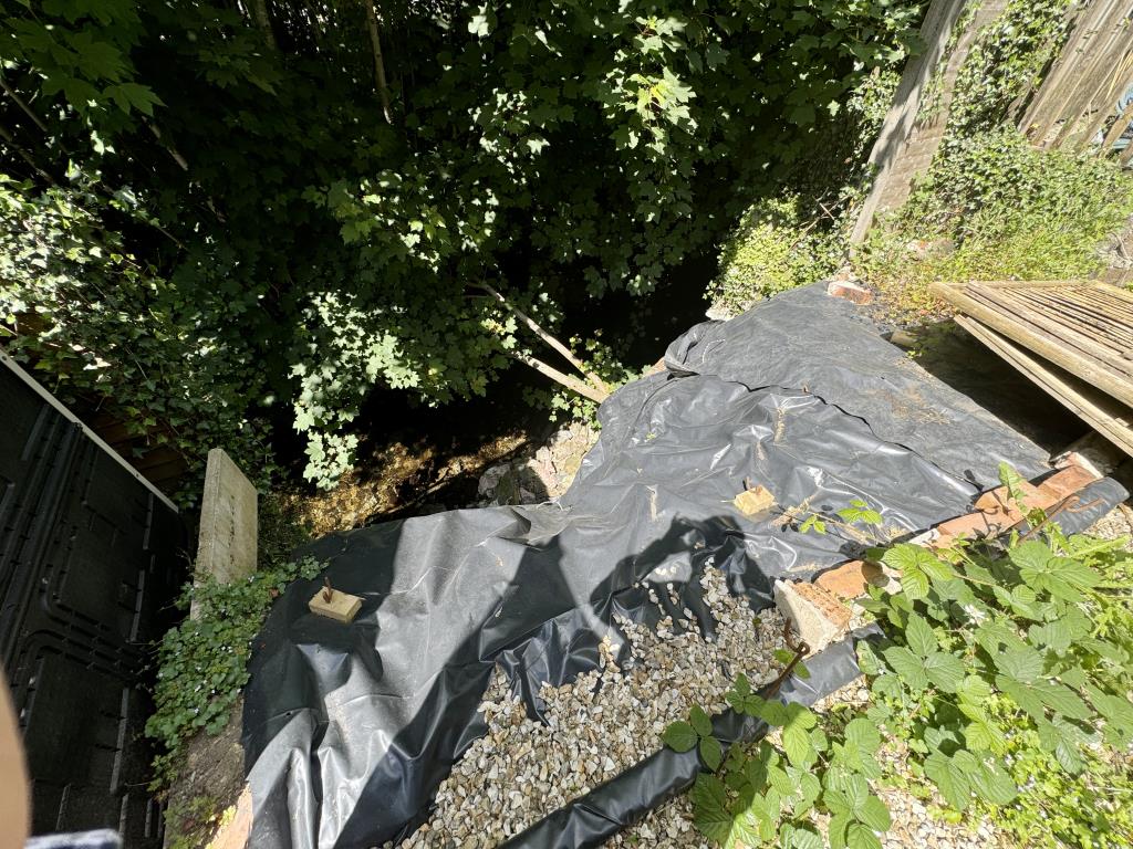 Lot: 117 - RESIDENTIAL FREEHOLD INVESTMENT - Damaged garden wall at the end of the rear garden